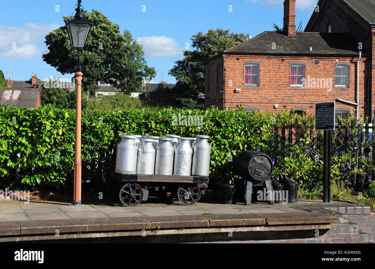 Conserve di bidoni per il latte su una piattaforma della Severn Valley Railway. Foto Stock