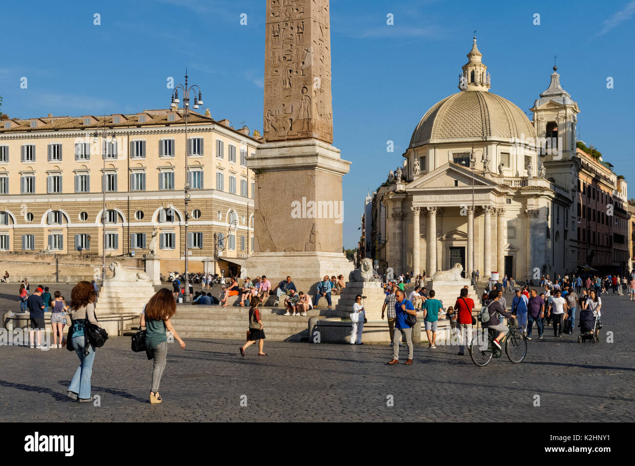 Piazza del Popolo di Santa Maria di Montesanto chiesa in background, Roma, Italia Foto Stock
