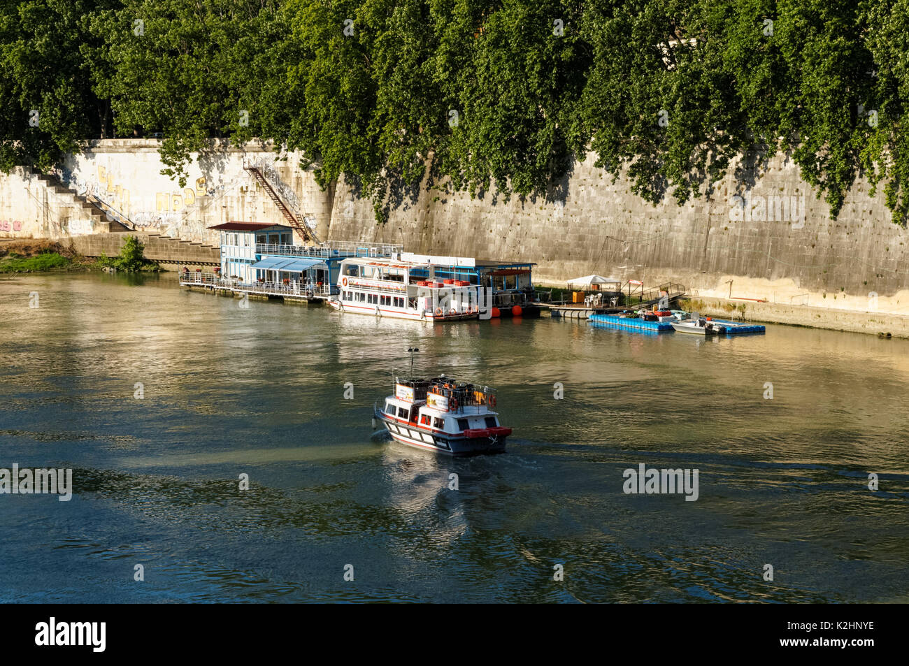 Battello da crociera sul fiume Tevere a Roma, Italia Foto Stock