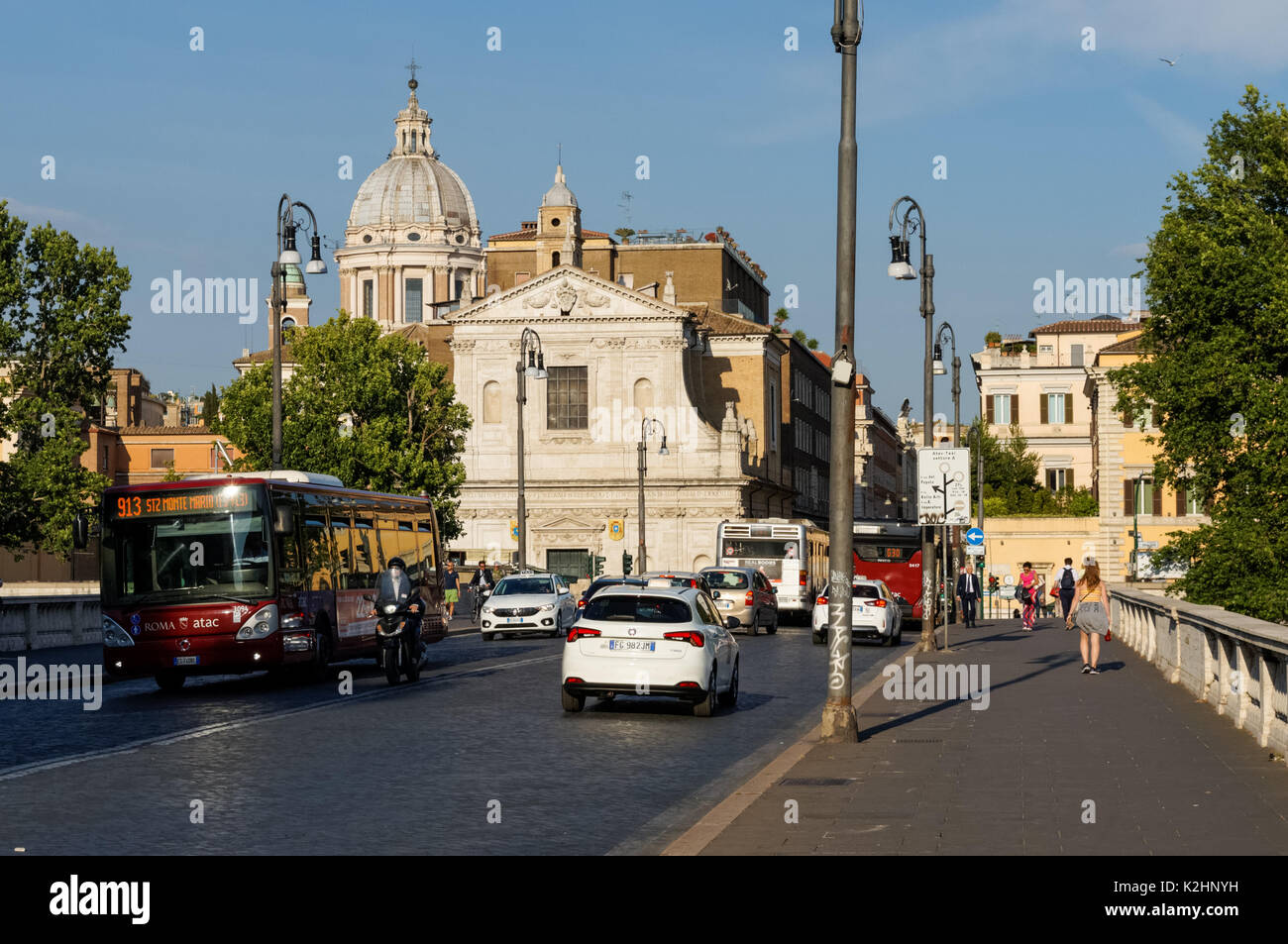 Il traffico sul ponte Giuseppe Mazzini a Roma, Italia Foto Stock