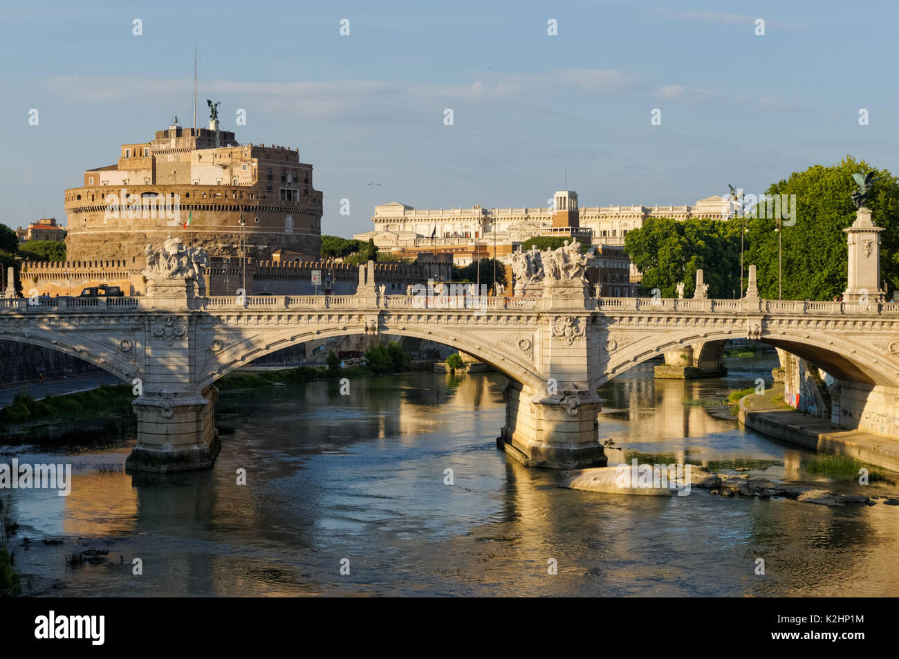 Il Castel Sant'Angelo e il Sant'Angelo ponte sul fiume Tevere a Roma, Italia Foto Stock