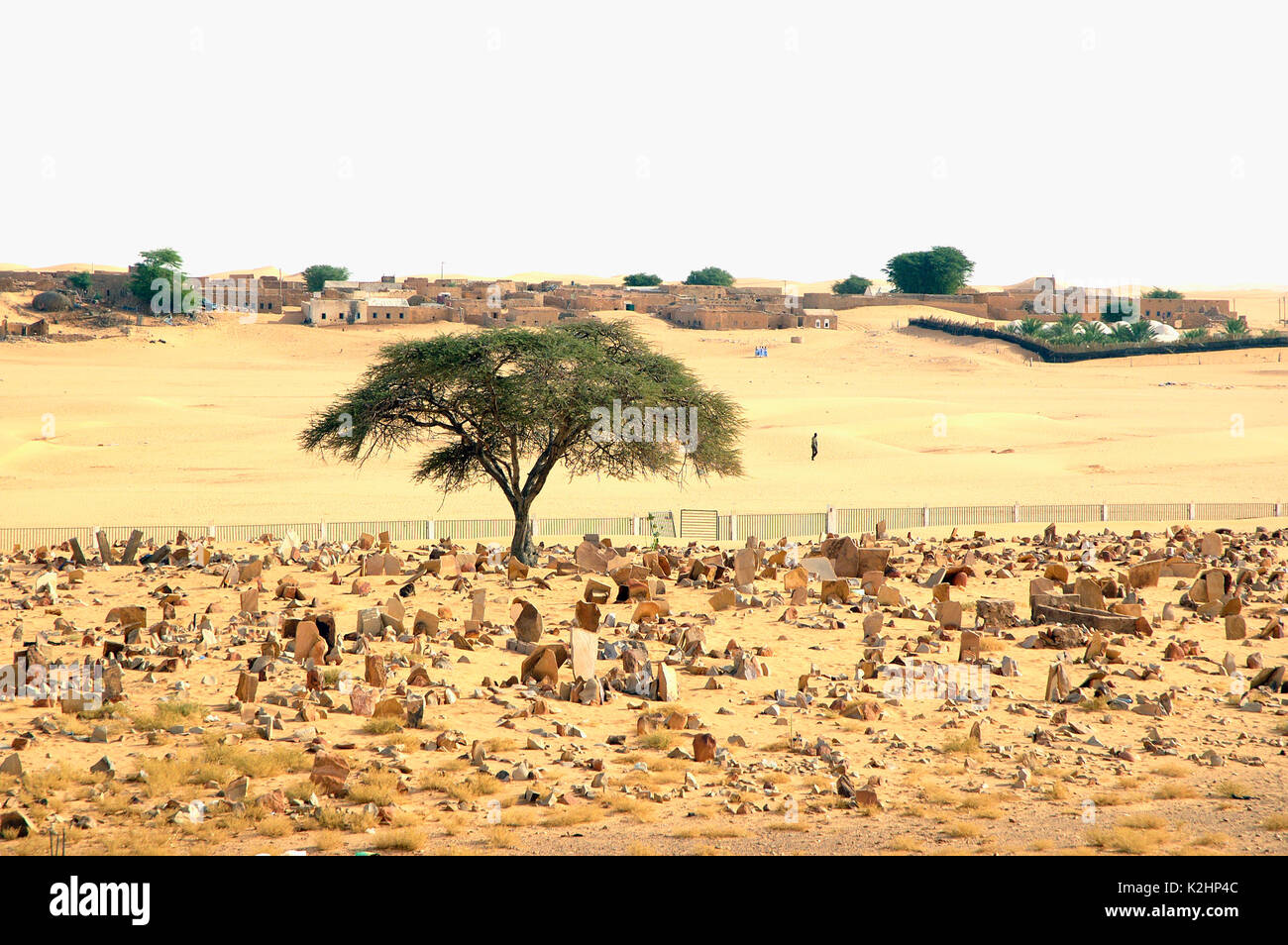 I cimiteri in Chinguetti. Sullo sfondo il Ksour, la città vecchia. La Mauritania Foto Stock