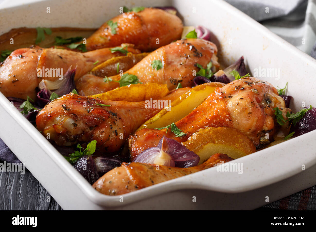 Cosce di pollo disossate di pollo al forno con pere e cipolle rosse nel  miele-la salsa di soia close-up in una teglia da forno orizzontale Foto  stock - Alamy