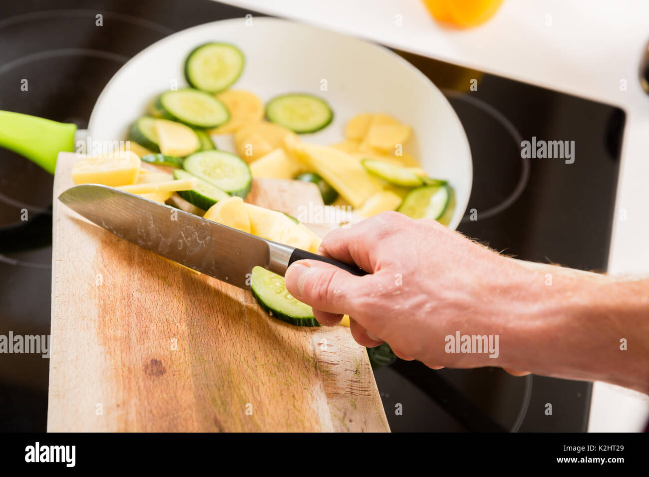Preparazione di piatti vegan padella in cucina Foto Stock