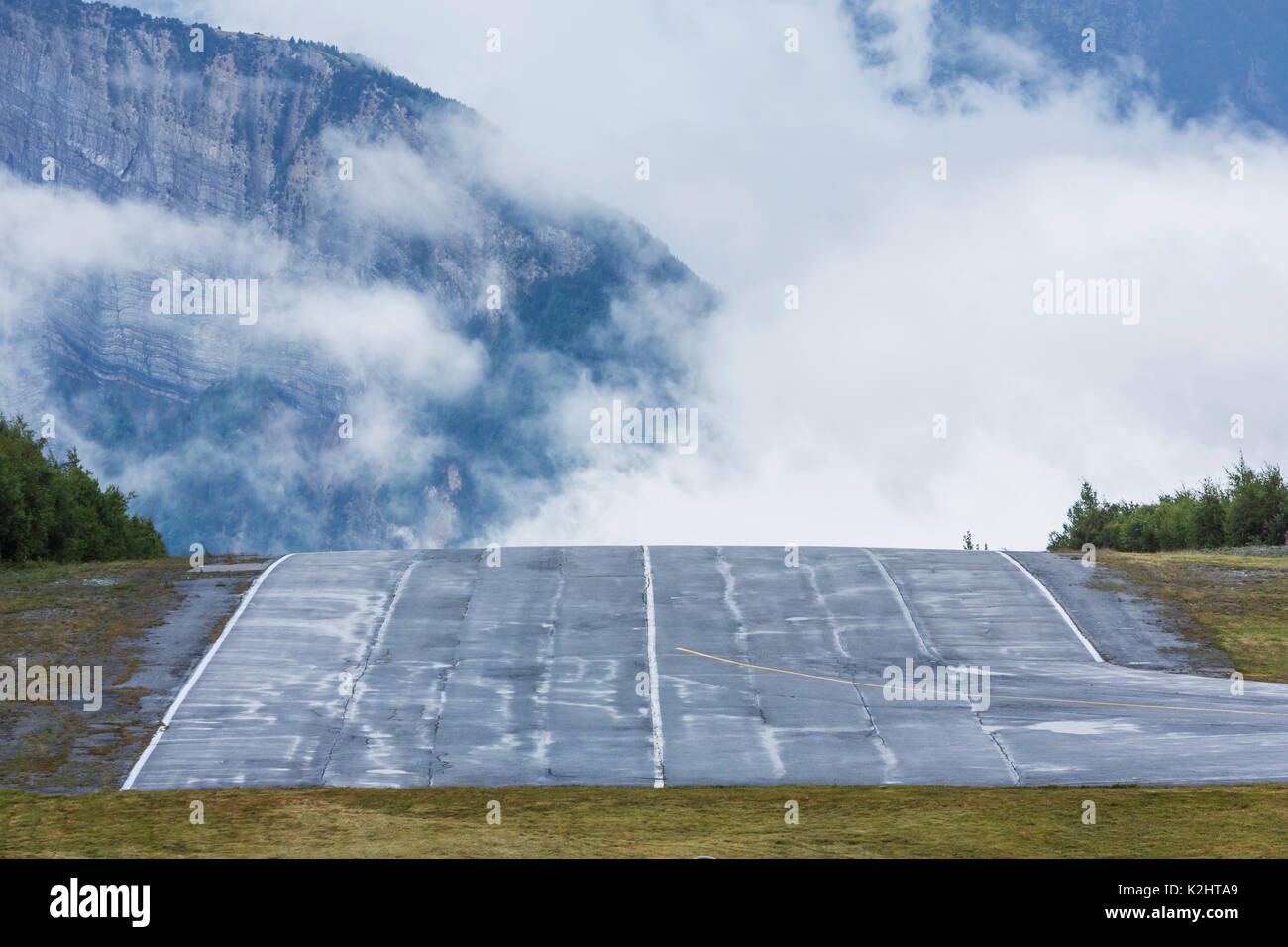 Airfield nelle Alpi francesi, la pista presso l'Alpe d'Huez ha un gradiente ripido. Foto Stock