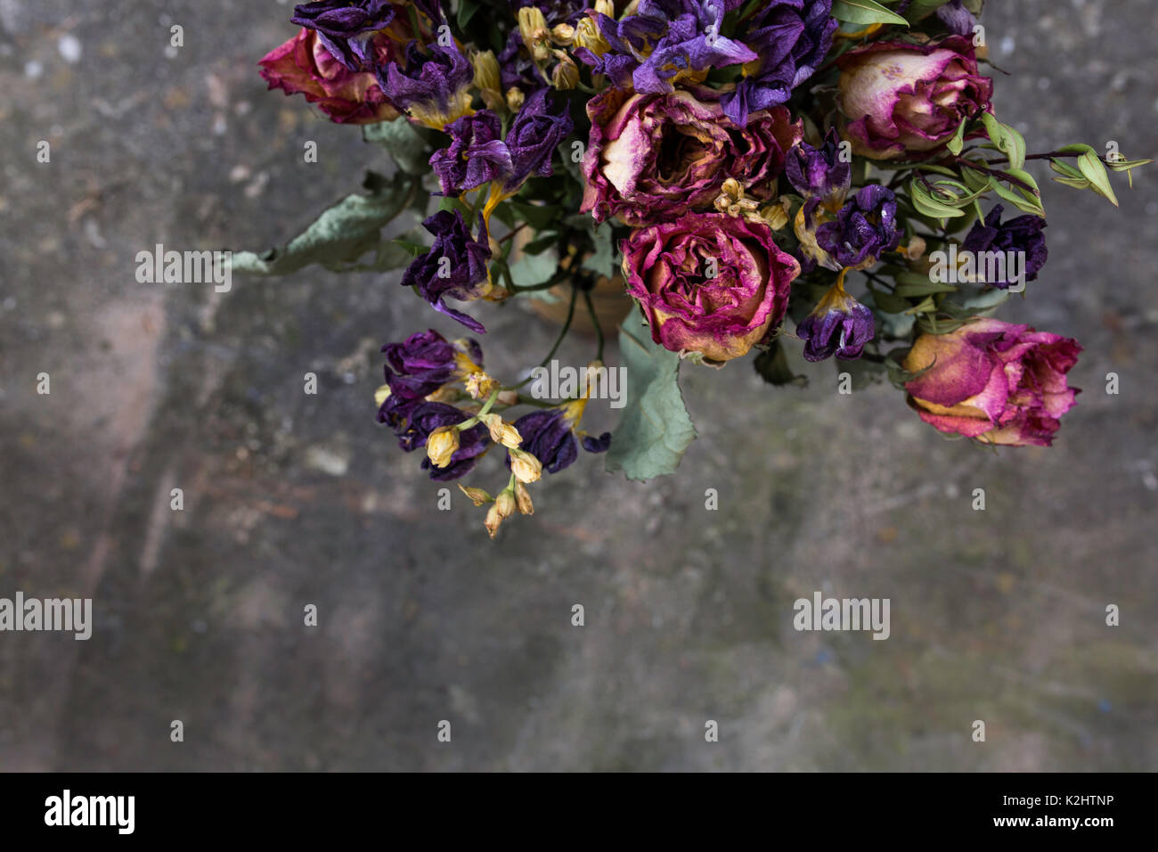 Un mazzo di fiori secchi su legno sfondo rustico Foto Stock