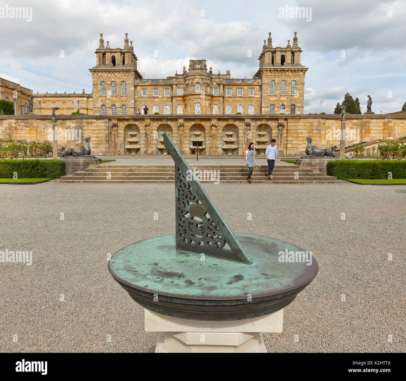 Blenheim Palce, Woodstock. Regno Unito, vista da sotto i giardini d'acqua dell'ala ovest, Meridiana in primo piano. Foto Stock