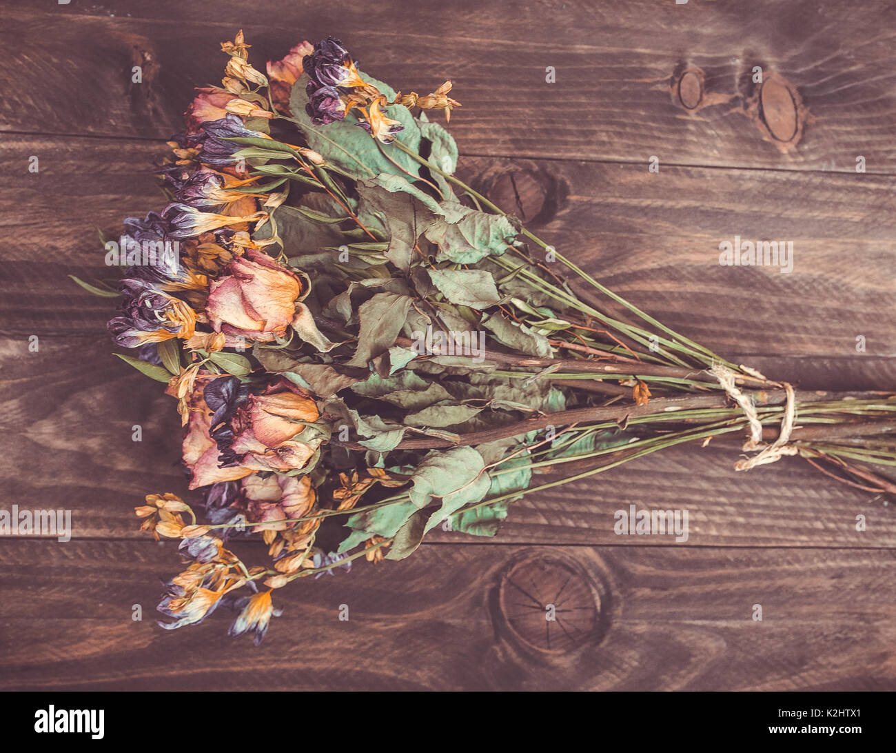 Bel bouquet fatto di fiori secchi su legno sfondo rustico Foto Stock