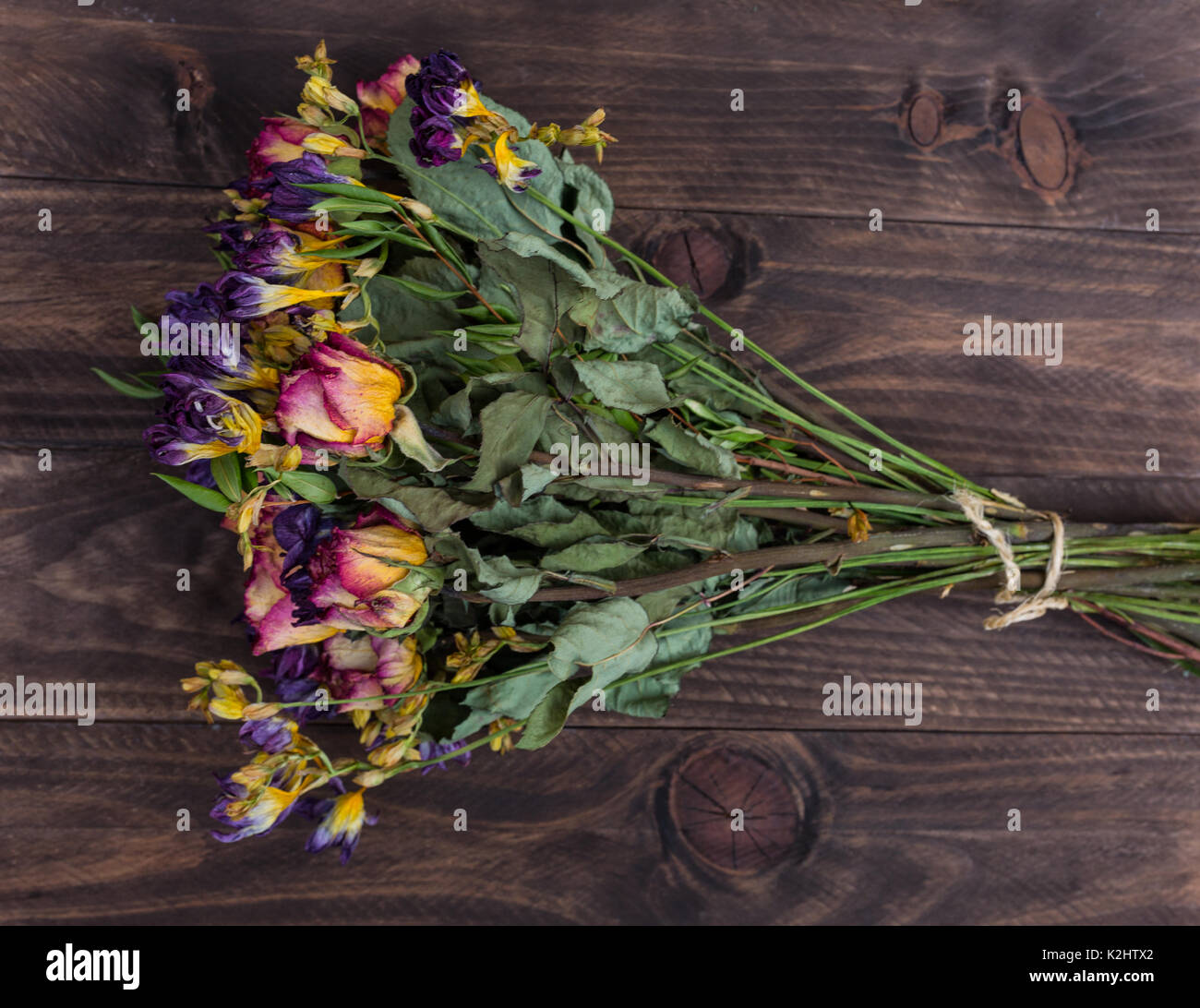 Bel bouquet fatto di fiori secchi su legno sfondo rustico Foto Stock