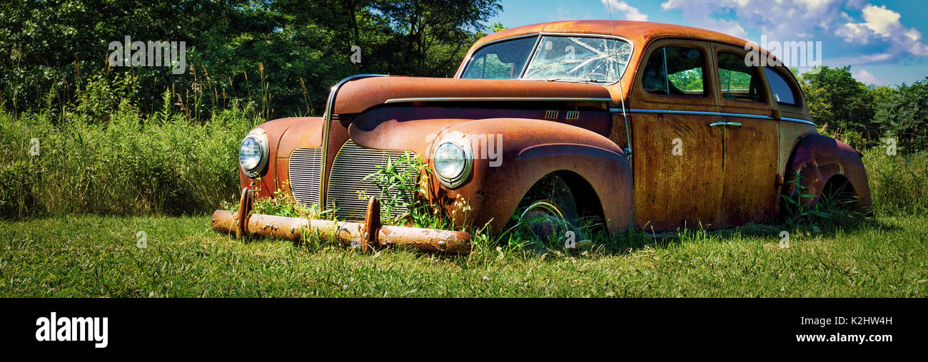 Una vecchia auto dai primi anni quaranta seduta sul Wisconsin strada. Foto Stock