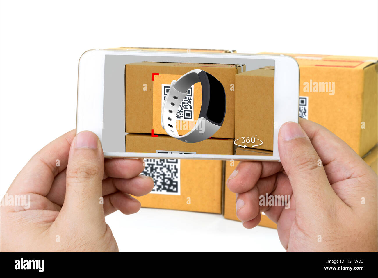 Codice QR , Logistic , Augmented Reality marketing , X-Ray confezioni concetto tecnologico. Mano utilizzando il telefono cellulare per verificare gli elementi all'interno di scatole. 3d renderin Foto Stock