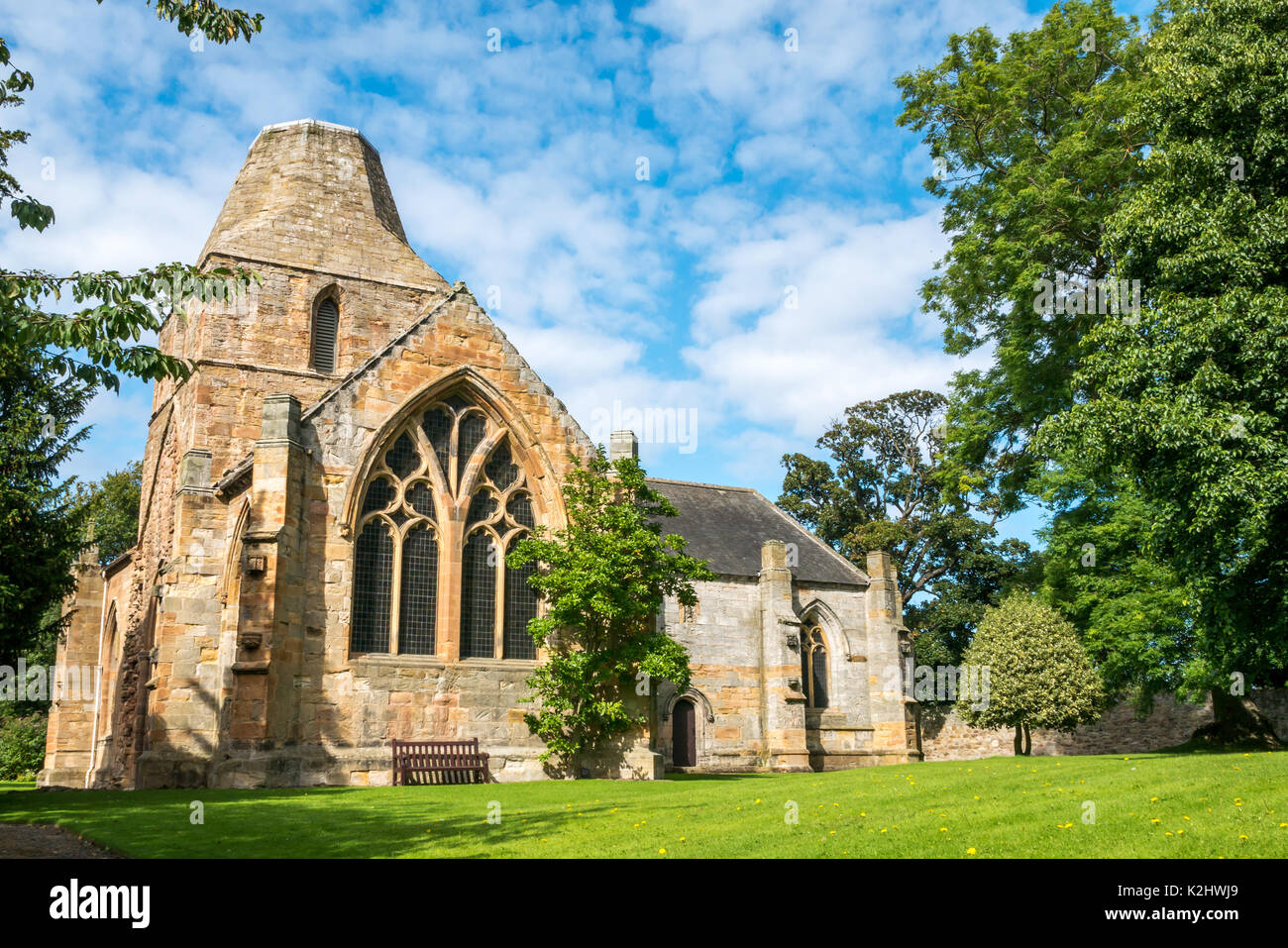 Seton Collegiata cappella, Chiesa medievale costruita dal Signore Seton mancanti di spire contro il cielo blu, East Lothian, Scozia, Regno Unito Foto Stock