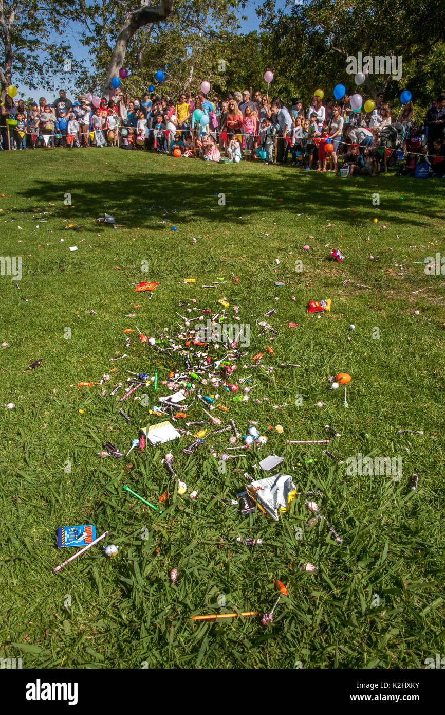 Pasqua caccia al premio voci sono sparsi sul prato di un parco in Costa Mesa, CA, come una folla di bambini e genitori di attendere per un segnale di hostess per rush over e avviare la ricerca. Foto Stock