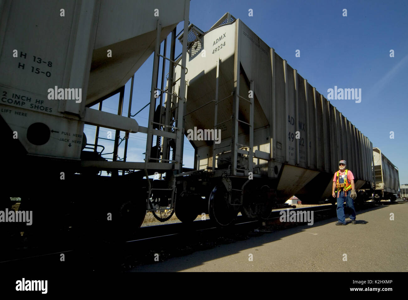 Un barbuto hump caposquadra del rivestimento in una Roseville, CA, ferroviaria cantiere classificazione separa nolo auto su piste diverse. Cantieri navali più grandi mettere il piombo auto su un costruita artificialmente colle chiamato una gobba di utilizzare la forza di gravità per spingere le vetture. Nota cinghia montata la radio a due vie e la visibilità vest. Modello di rilascio Foto Stock