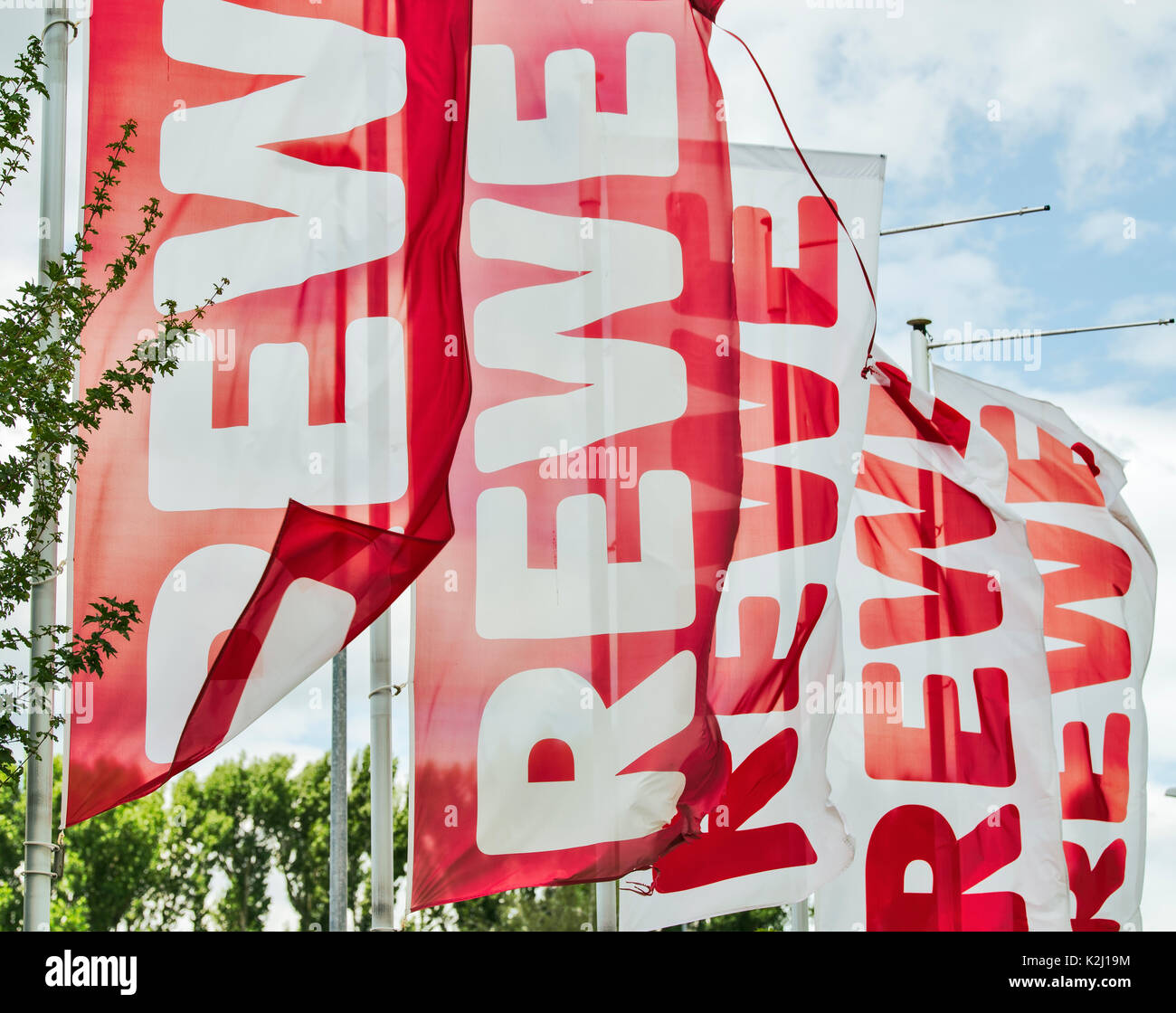 Le bandiere con il logo dei supermercati dal droghiere Rewe. Foto Stock
