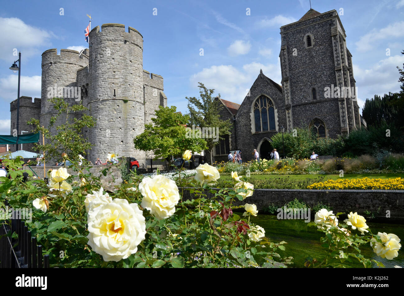 Westgate e il grande fiume Stour come esso scorre attraverso di Canterbury nel Kent Foto Stock