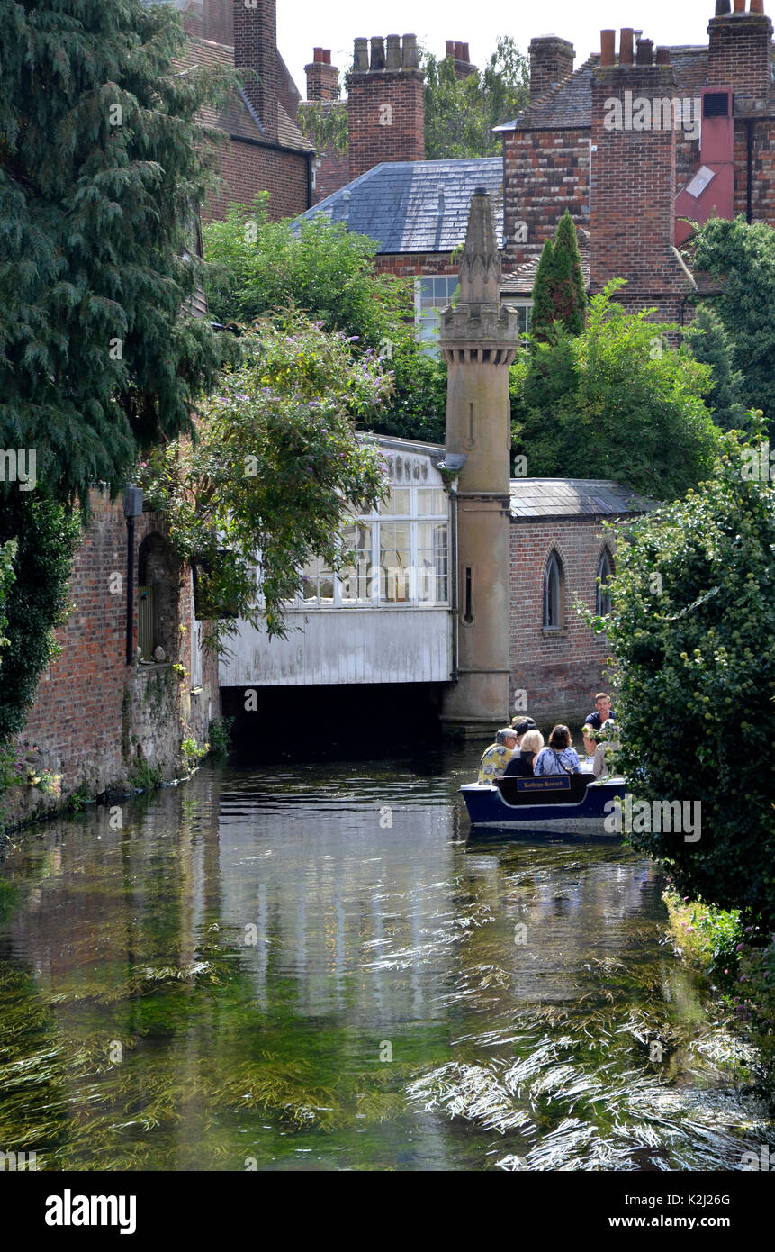 I barcaioli sul grande fiume Stour come esso scorre attraverso di Canterbury nel Kent Foto Stock
