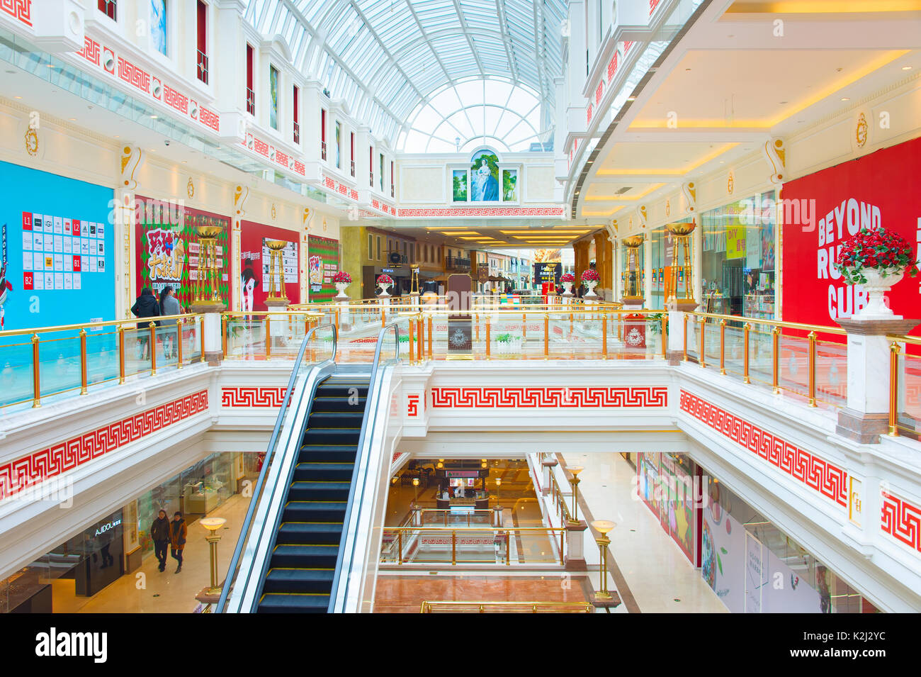 SHANGHAI, Cina - 28 dicembre 2016: Global Harbour è un grande centro commerciale per lo shopping di Shanghai, Cina. Ha una superficie di 480.000 metri quadrati Foto Stock