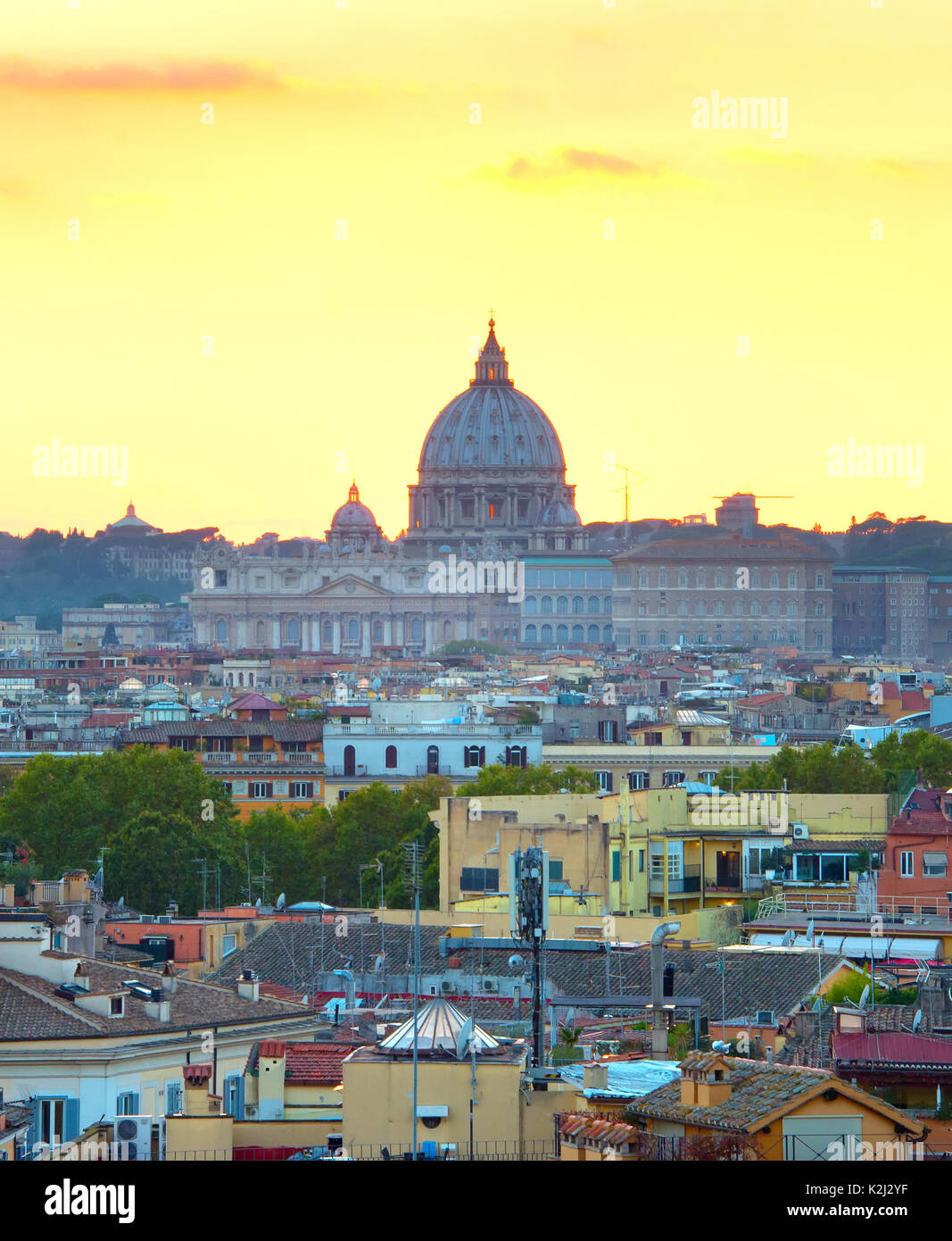 Roma al Tramonto con San Pietro Cattedrale. Italia Foto Stock