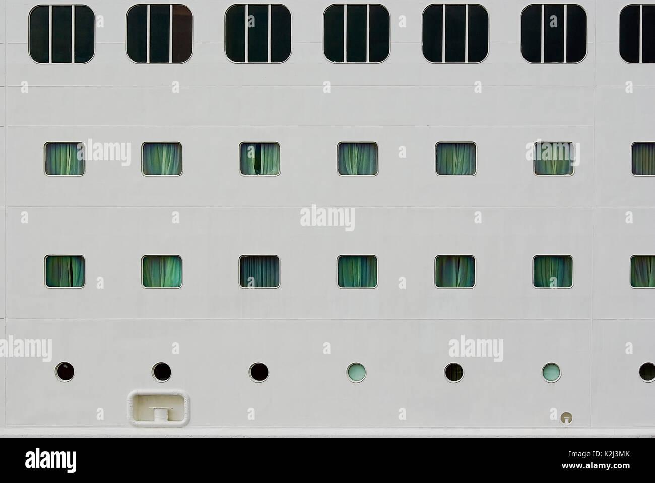 Credenza con windows e bull-occhi di una nave da crociera in dettaglio. Foto Stock