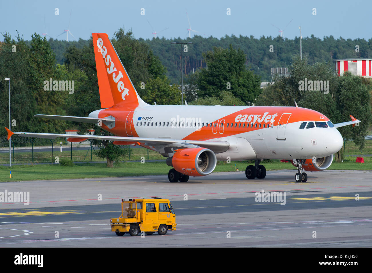 Airbus, G-EZGF easyJet Airbus A319-100, easyJet, a SXF Airport in posizione di parcheggio, 21.08.2017 , Foto: Uwe Koch/fotobasis.de Foto Stock