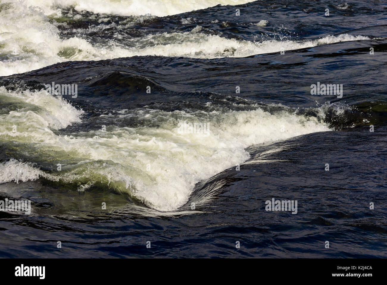 Lo streaming di acqua al buio su un fiume. Foto Stock