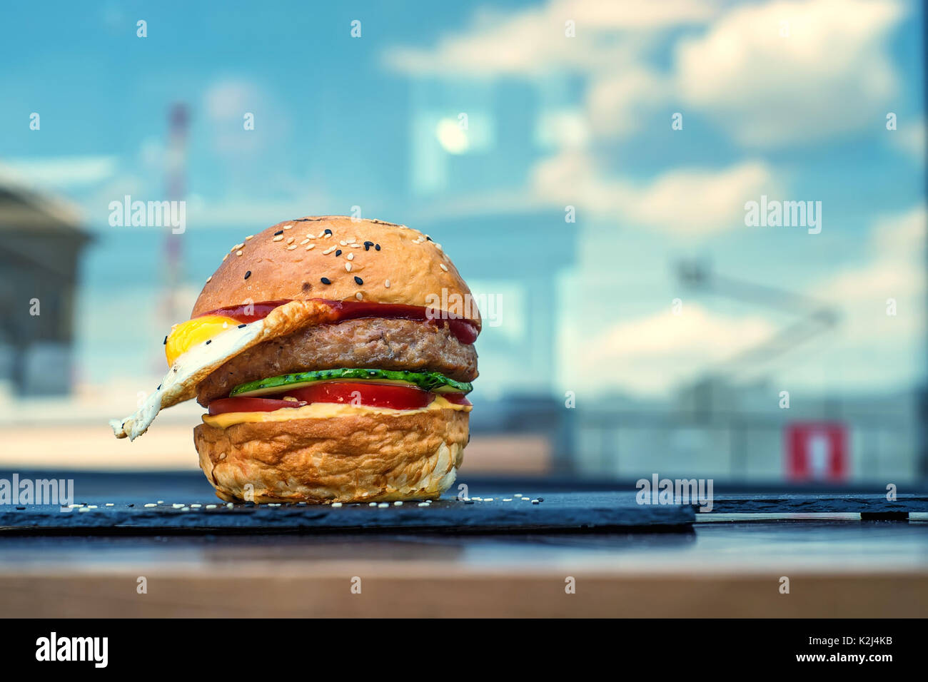 Il ristorante era delizioso hamburger con uovo fritto Foto Stock