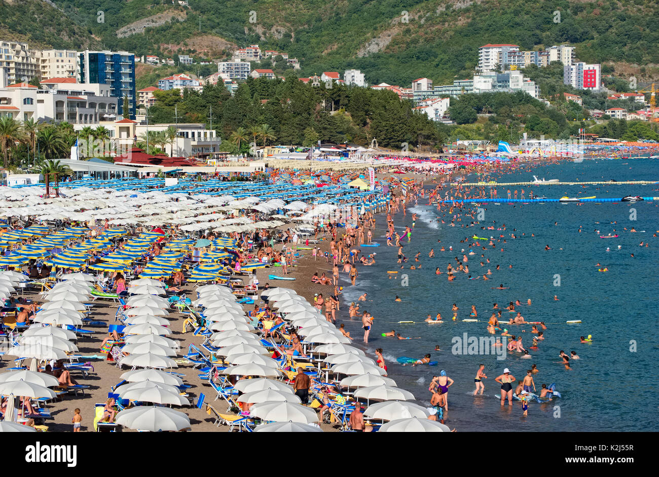 Montenegro Becici, una vista di spiagge affollate della cittadina di Becici, la Riviera di Budva Foto Stock
