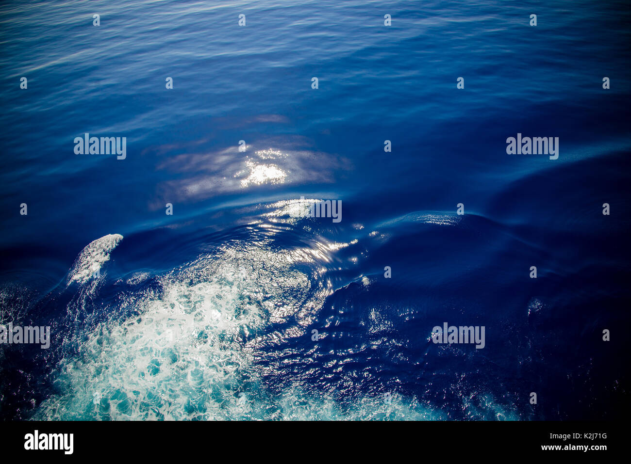 Oceano Blu acqua durante la navigazione Foto Stock