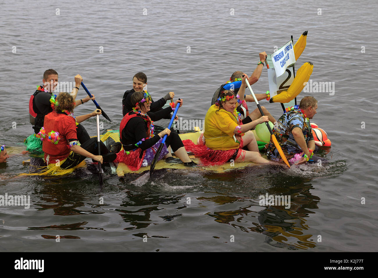 Zattera di carnevale gara pozzi accanto il mare Norfolk Foto Stock