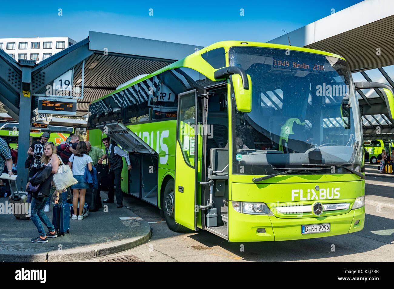 I passeggeri scendono da Flixbus a Berlino la stazione dei pullman in Germania Foto Stock