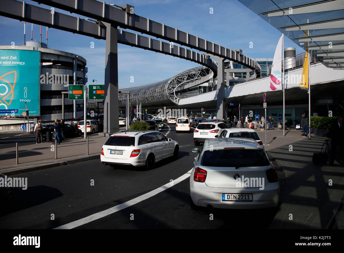 La zona anteriore delle partenze dell'aeroporto internazionale. Foto Stock