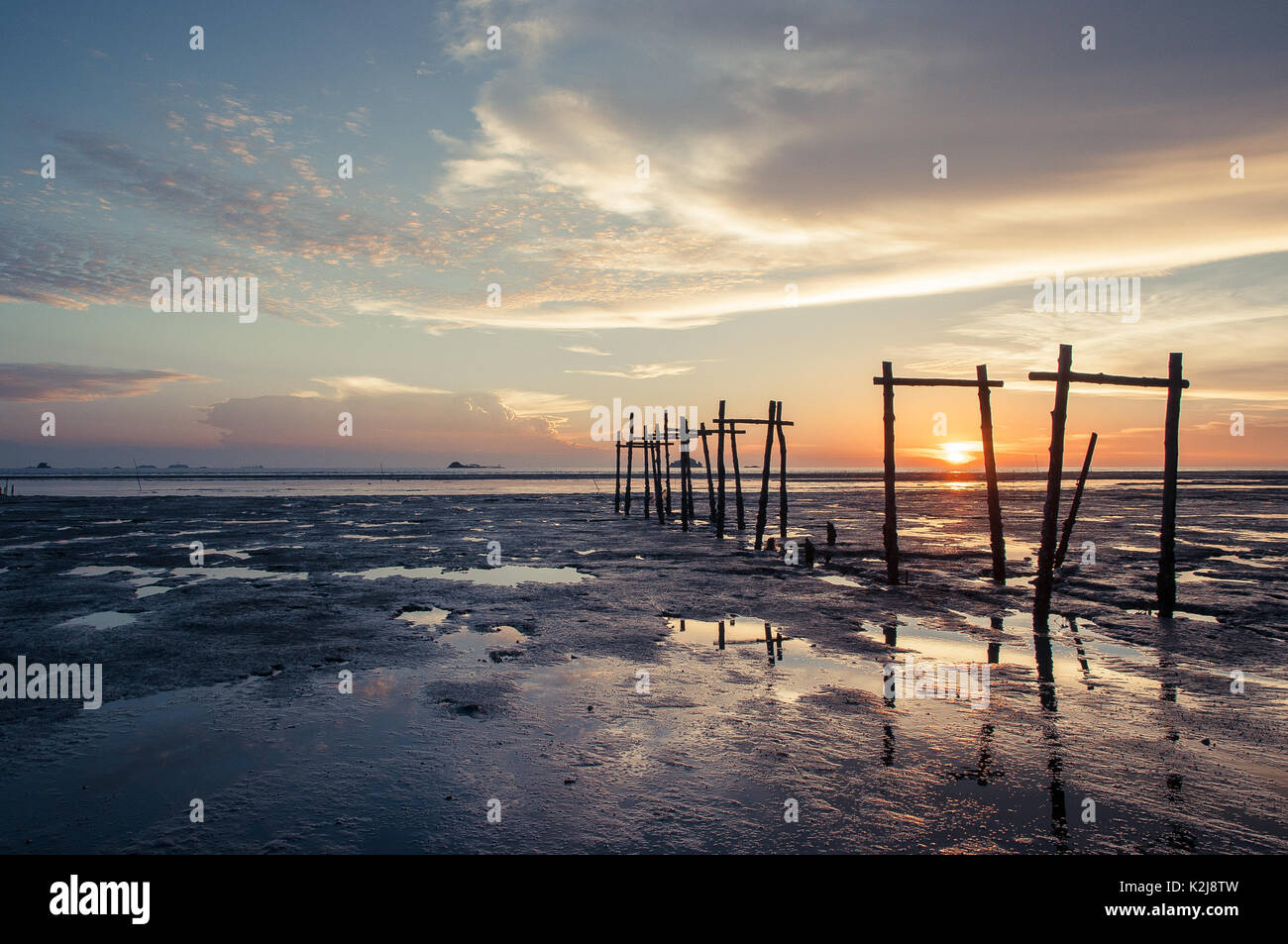 I riflessi del tramonto sulla spiaggia jeram a Kuala Selangor malaysia Foto Stock