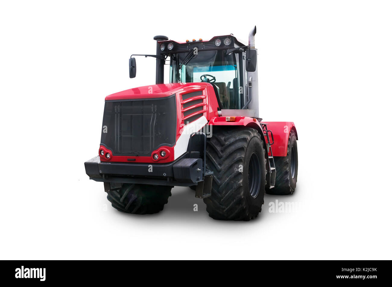 Nuova red trattore agricolo isolato su sfondo bianco con percorso di clipping. Semovente con ruote di grande diametro Foto Stock