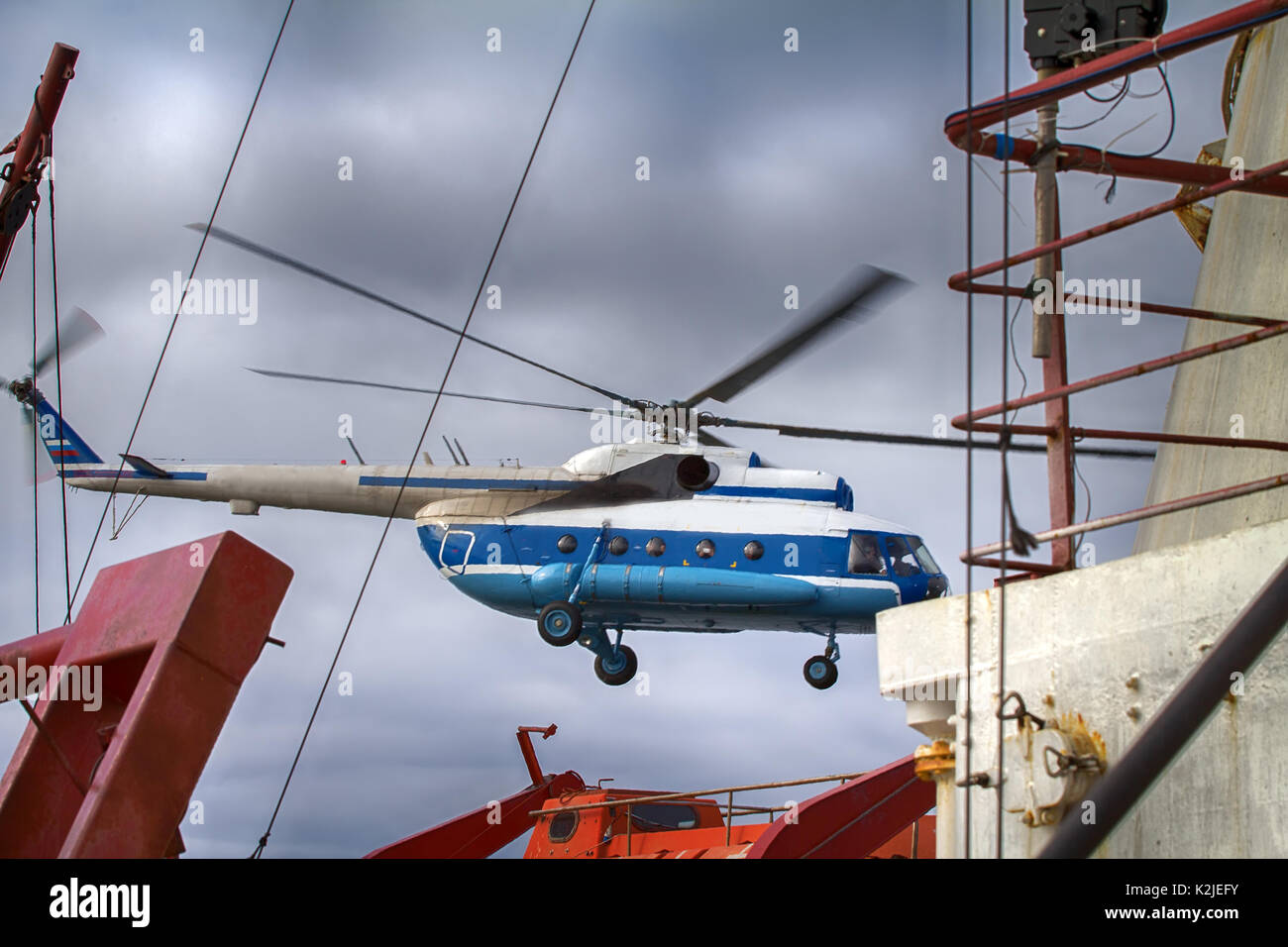 Nave-basata in elicottero per trasporto marittimo elicottero, singolo rotore di elicottero. Elicottero decolla da ponte di un icebreaker con scopo di ghiaccio reconnaissan Foto Stock