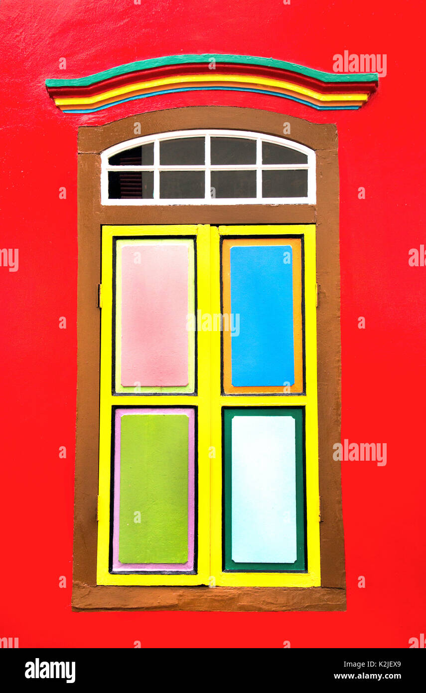 Finestra colorata dalla casa di Tan Teng Niah,Serangoon Road,little india,Singapore,pradeep subramanian Foto Stock