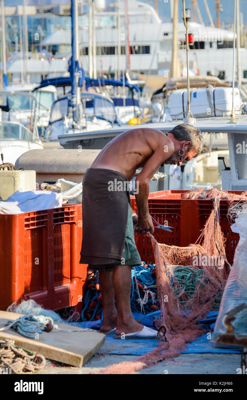 Un pescatore in Port Vauban, Antibes, Francia Foto Stock