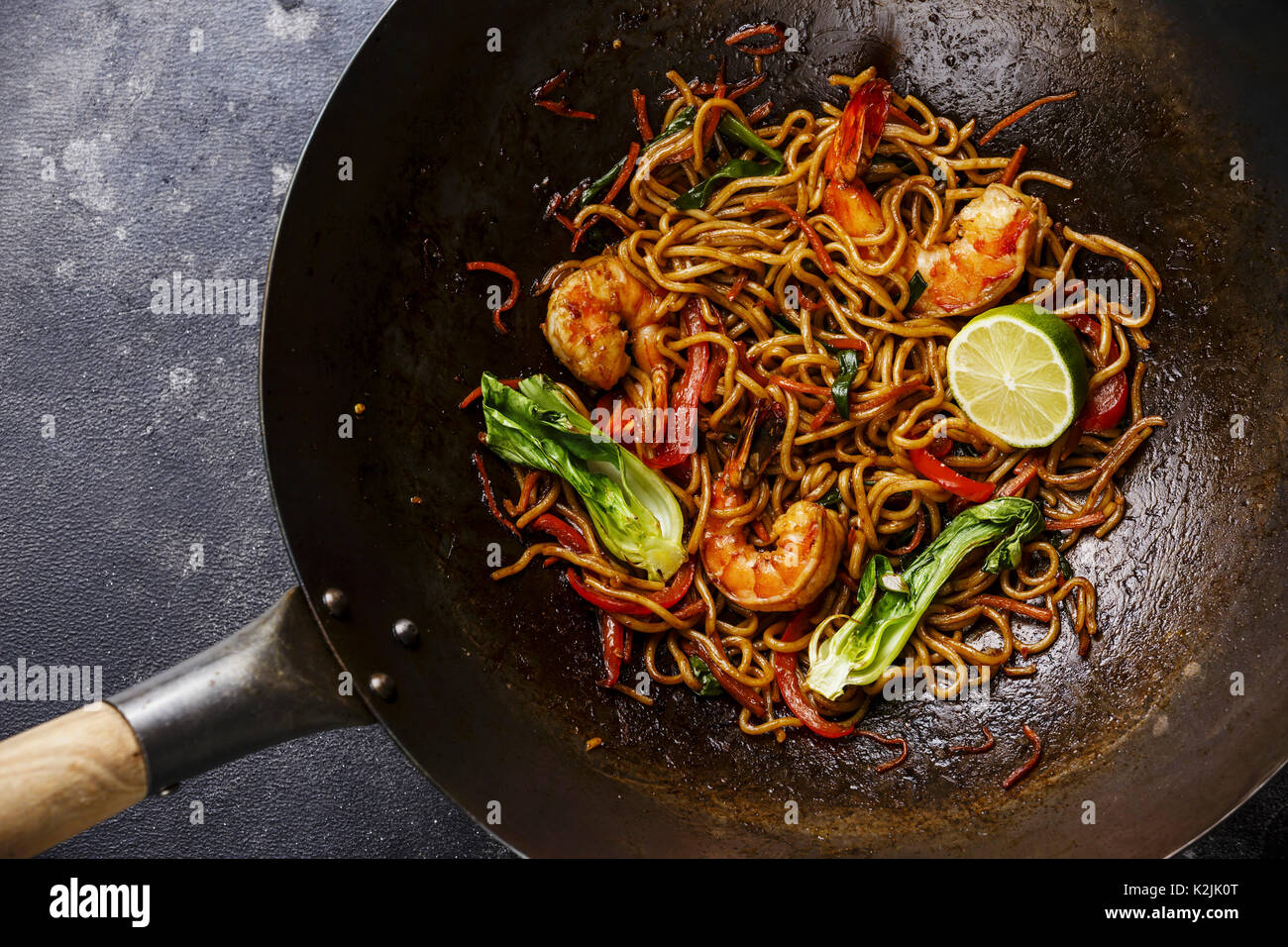 Udon Noodles saltati in padella con la tigre di gamberetti e vegetale nel wok padella di cottura close-up Foto Stock