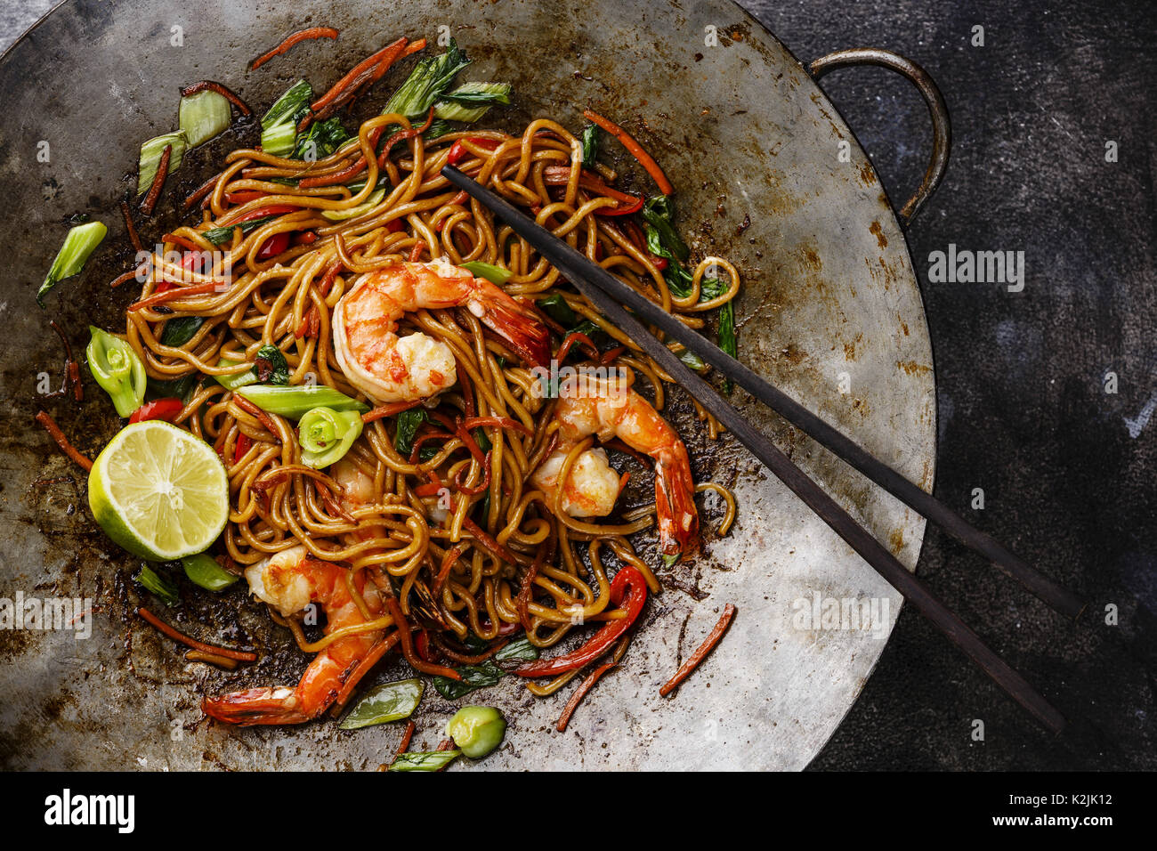Udon Noodles saltati in padella con la tigre di gamberetti e vegetale nel wok padella di cottura close-up Foto Stock