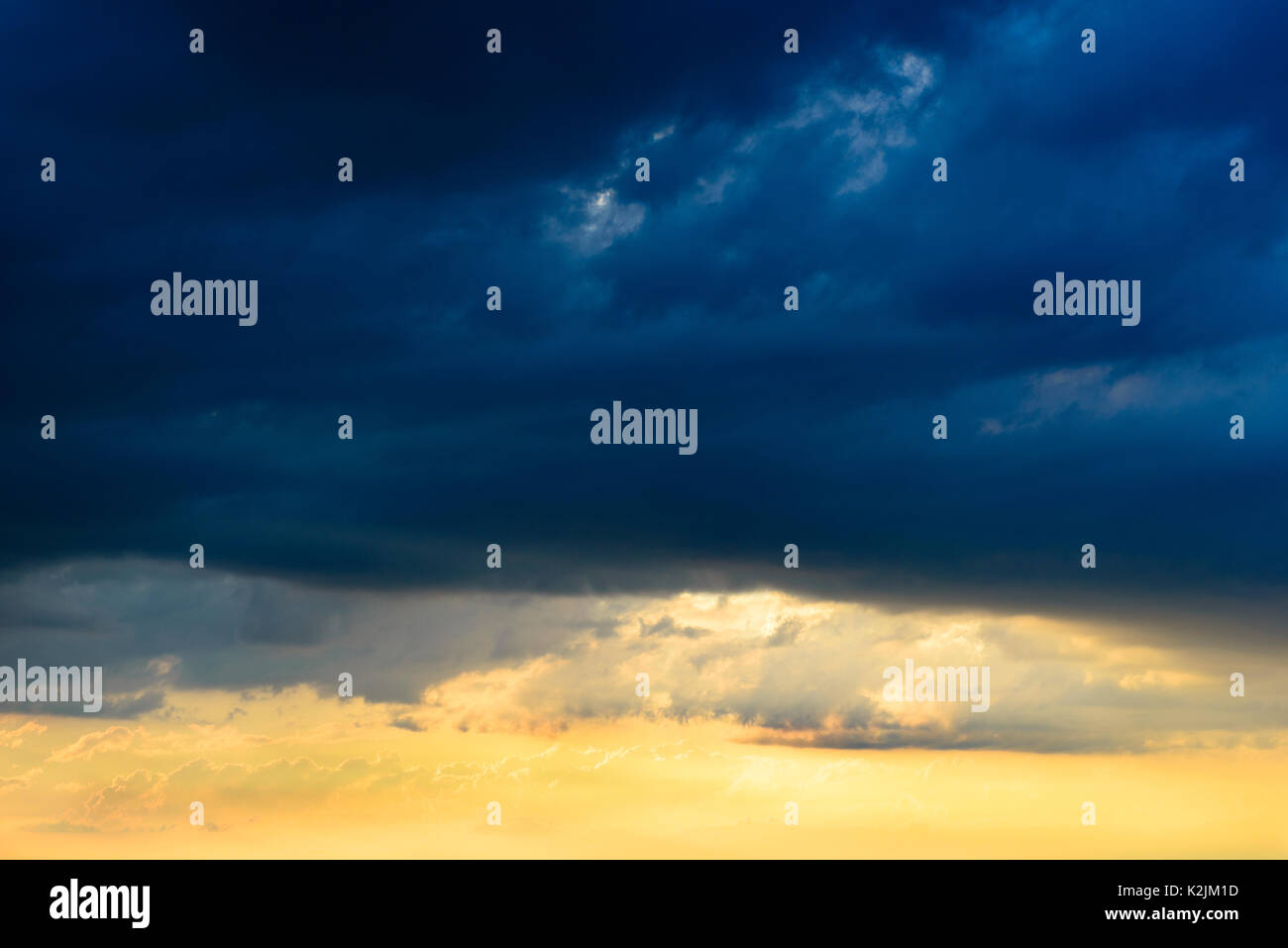 Dopo un violento temporale, in cima oscura pioggia nuvole, sotto un caldo tramonto Foto Stock