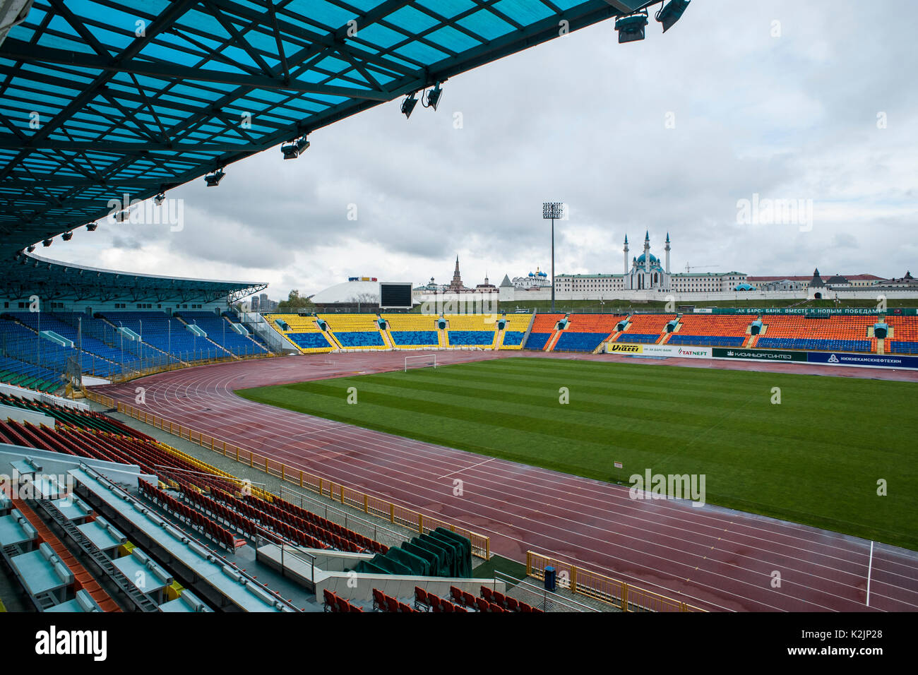 Kazan Rubin Central Stadium, casa del Rubin Kazan squadra di calcio che verrà utilizzata come campo di allenamento durante la Coppa del mondo. Costruzione e ristrutturazione di stadi di calcio in Russia è una corsa contro il tempo come la Russia è impostato per ospitare il 2018 FIFA World Cup durante i mesi di giugno e luglio 2018. Foto Stock