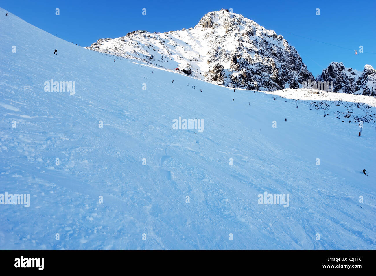 Sciatori sul pendio della montagna in inverno giornata soleggiata in Alti Tatra, Slovacchia. Foto Stock