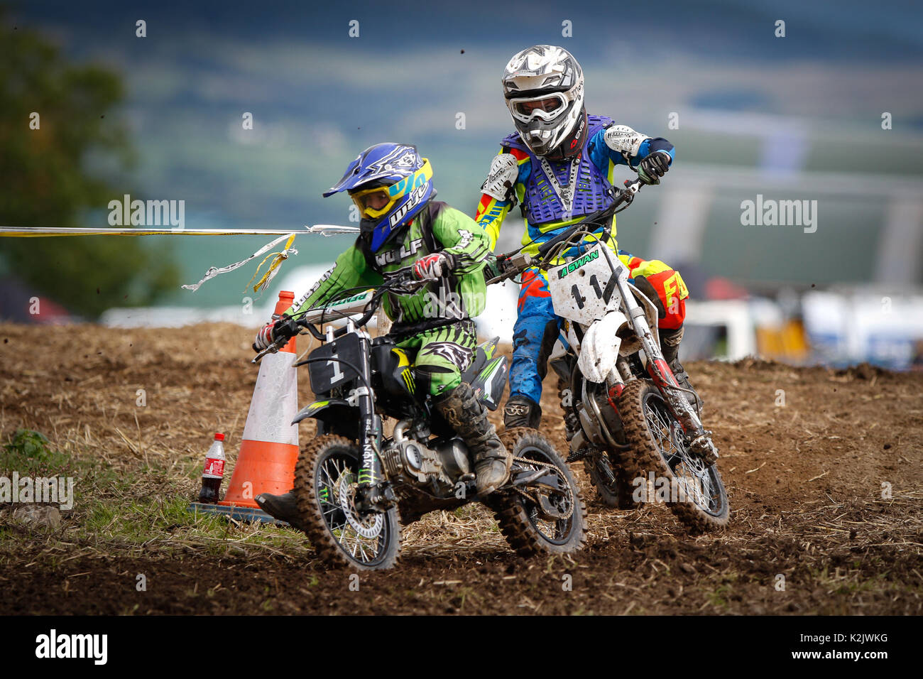 Orzo erba stoppie tracking è un divertente e rilassato ambiente sicuro per dare ai bambini il loro primo assaggio di motocross. Tenuto in autunno al momento del raccolto. Foto Stock