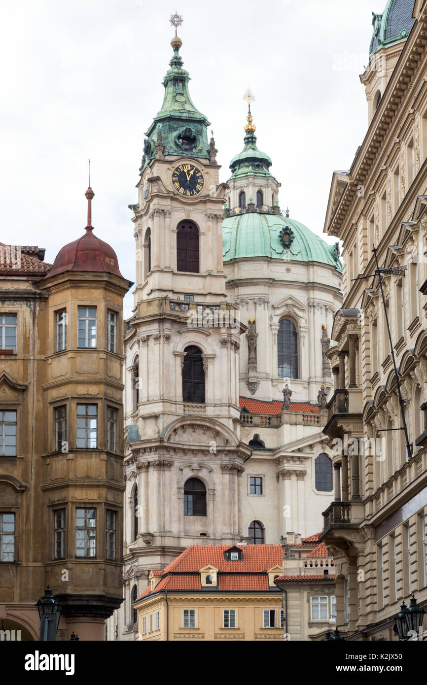 La chiesa di San Nicola e la torre campanaria a Praga il quartiere piccolo quadrato Foto Stock