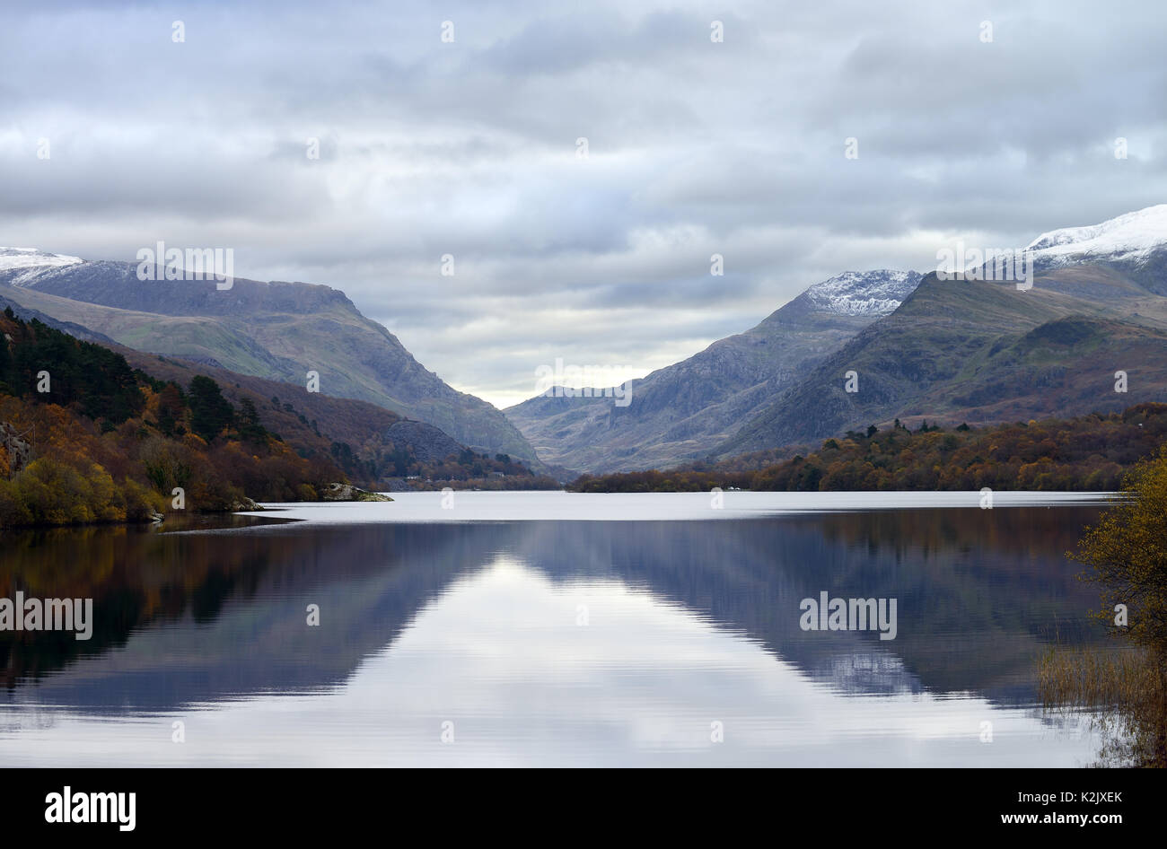 Llyn Padarn è un grande formato glacially lago in Snowdonia qui si vede guardando verso il monte Snowdon e il Llanberis Pass. Foto Stock