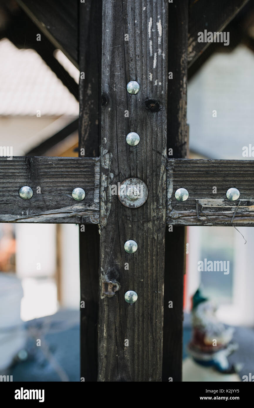 Dettagli in legno con viti in metallo Foto Stock