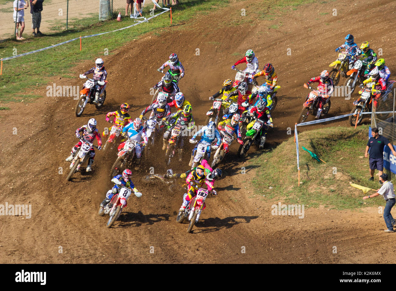 CARDANO AL CAMPO, Italia - settembre 2013; una gara di motocross. Foto Stock