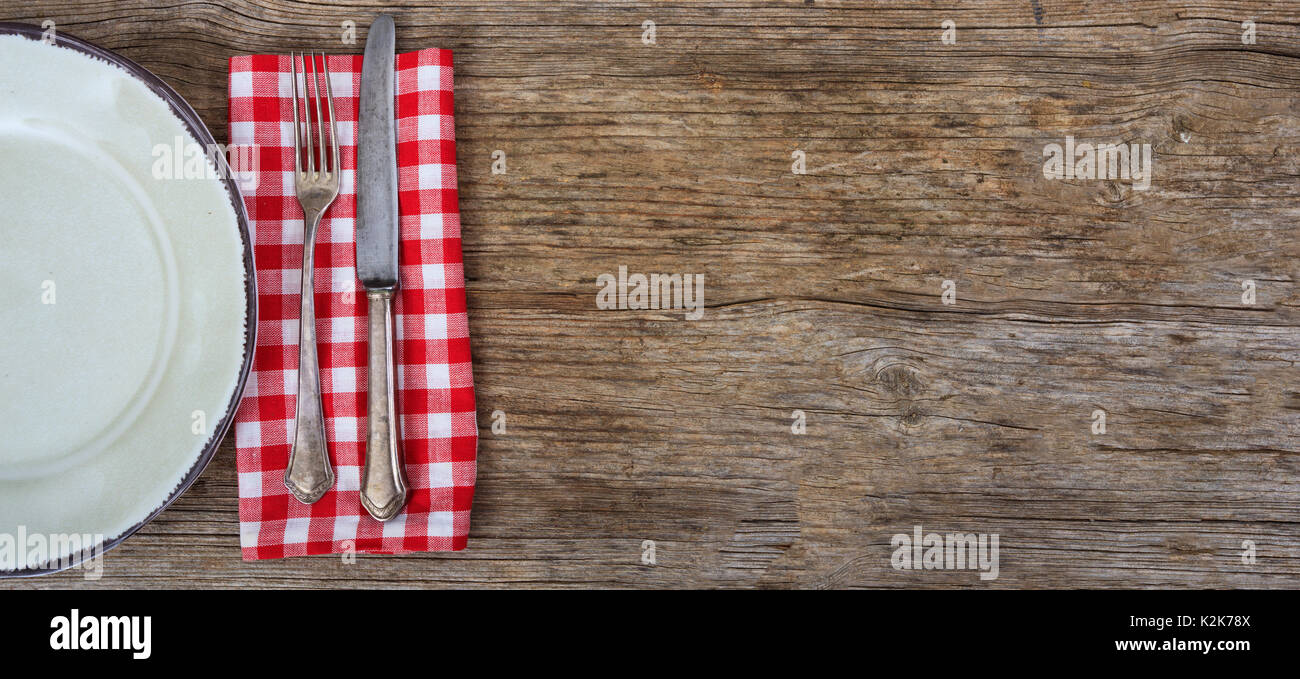 Impostazione tabella su sfondo di legno con spazio di copia Foto Stock
