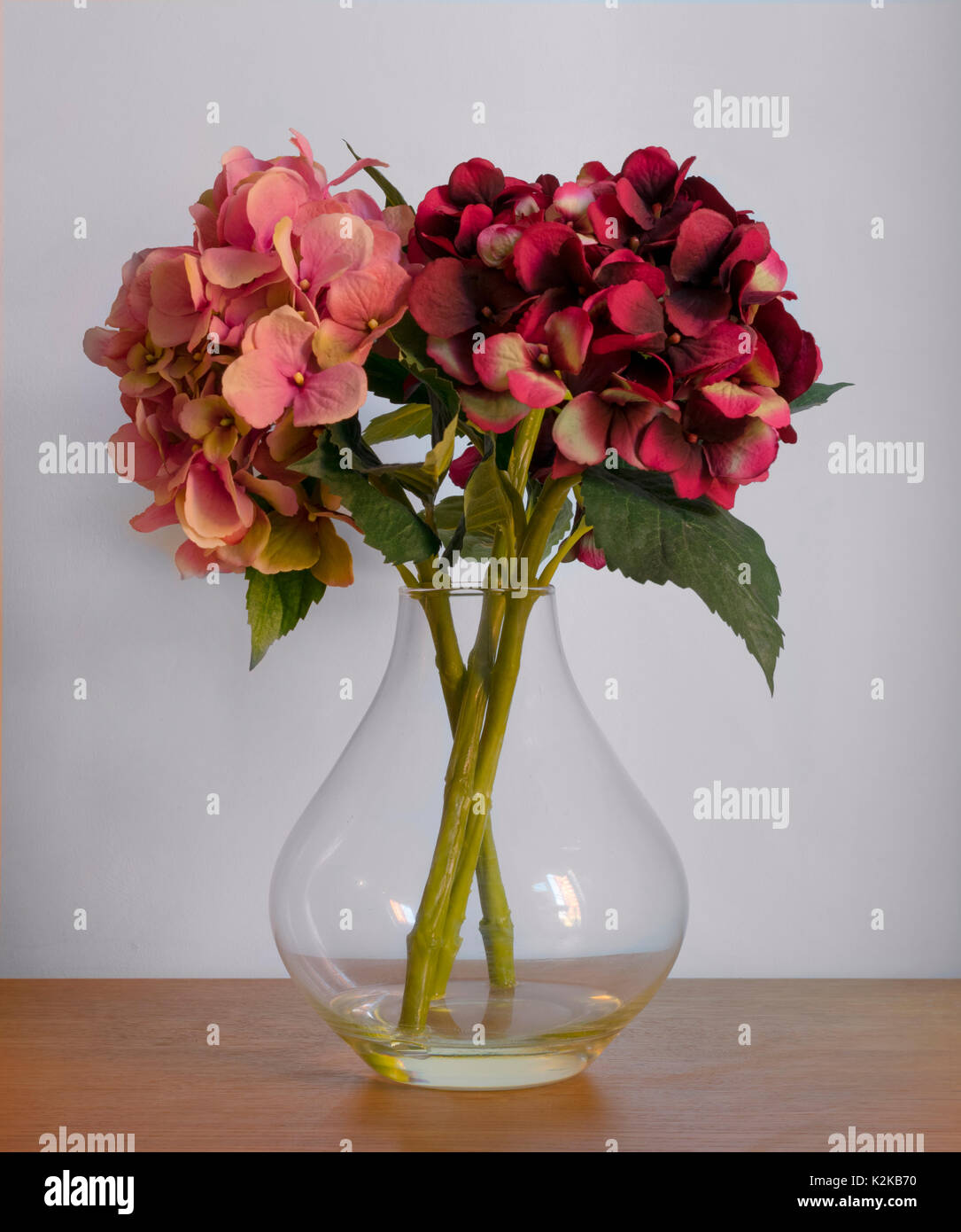 Un colpo di un mazzetto di faux visualizzare fiori su uno sfondo semplice Foto Stock