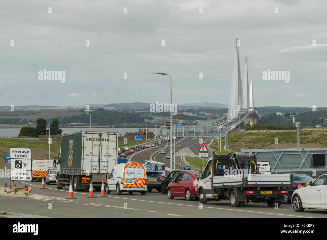 Queensferry, Regno Unito. Il 30 agosto, 2017. La Queensferry attraversando visto il traffico pesante su di esso il primo giorno di funzionamento. A 1.6 miglia, è il cavo più lungo soggiorno a ponte del mondo, costo di £ 1,35 miliardi. Il ponte sarà aperto ufficialmente dalla regina il 4 di settembre, esattamente 53 anni dopo aprì la adiacente Forth Road Bridge che la Queensferry attraversando sostituisce. Credito: Alan Paterson/Alamy Live News Foto Stock